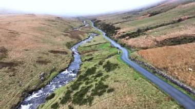 Güney Galler 'deki Brecon Beacons' daki Trecastle yolunun yanındaki genç Tawe Nehri.