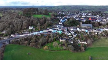 Editör Llandeilo, Galler - Aralık 04, 2025: Bridge Caddesi ve St Teilo Kilisesi 'ni gösteren Llandeilo kasabasının havadan görünüşü.