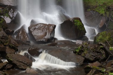 Islak taşlar ve bir şelale