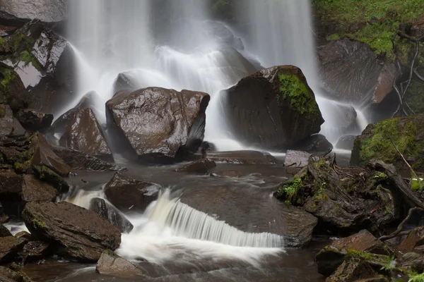 濡れた石や滝 — ストック写真