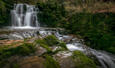 Güney Galler 'deki Brecon Beacons kasabasının yakınlarındaki Avon Tarell nehrinde çağlayan bir dizi şelale.