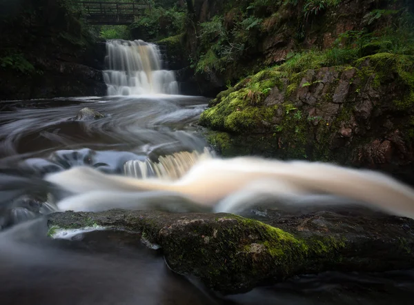 Waterval achter Dinas Rock — Stockfoto