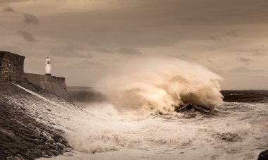 Porthcawl 'da dalgalar çarpıyor.