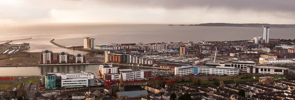 Amanhecer sobre Swansea cidade — Fotografia de Stock