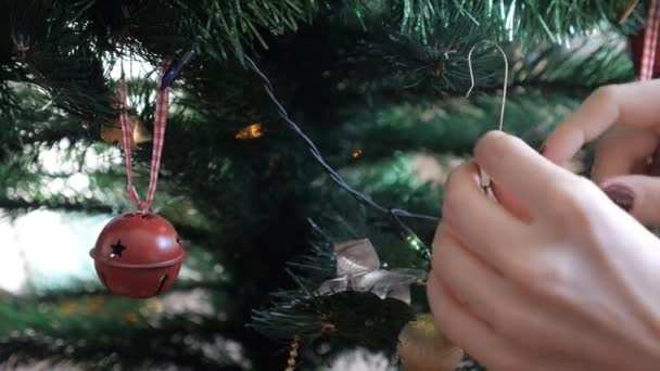 décorer le sapin de Noël, ornements de Noël, gros plan 