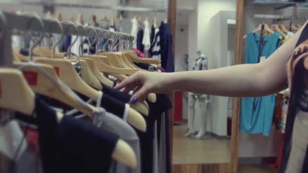 Shopping, selezione di vestiti in una boutique — Video Stock