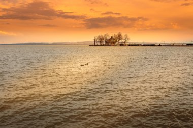 Gölün üzerinde gün batımı