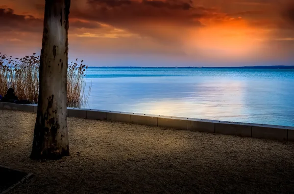 Pôr-do-sol laranja sobre o lago — Fotografia de Stock