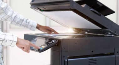 İşadamı, yazıcı fotokopi ağı panelindeki düğmeye basar, ofis konseptinde fotokopi üzerinde çalışır, yazıcı, kağıt tarama ve kopyalama için ofis çalışanı ekipmanıdır.