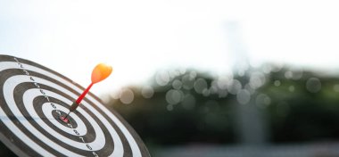 Dart bir fırsat ve Dartboard hedef ve hedef. Yani her ikisi de iş pazarlamasında bir meydan okumayı temsil ediyor..