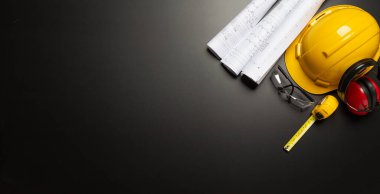 İş güvenliği. Ahşap arka planda inşaat alanı koruyucu ekipman, düz döşeme, kopyalama alanı, üst görünüm