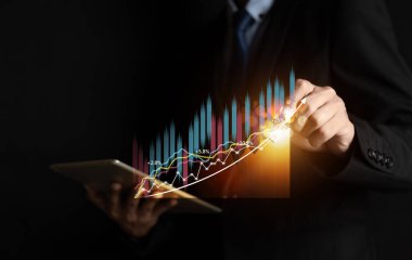 İşadamı ya da tüccar artan bir sanal hologram stoku gösteriyor, ticarete yatırım. planlama ve strateji, borsa, iş büyümesi, ilerleme veya başarı kavramı.