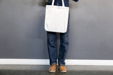 Çanta kumaşı tutan adam. Model, ekoloji konsepti..