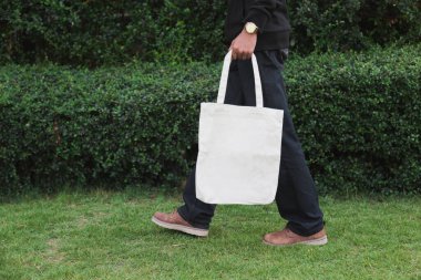 Çanta kumaşı tutan adam. Model, ekoloji konsepti..