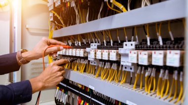 Kontrol panelinde elektrik akımını test eden çoklu metre ölçümleri.