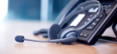 İletişim desteği, çağrı merkezi ve müşteri hizmetleri yardım masası. Müşteri hizmetleri desteği için VOIP kulaklığı (çağrı merkezi) kavramı