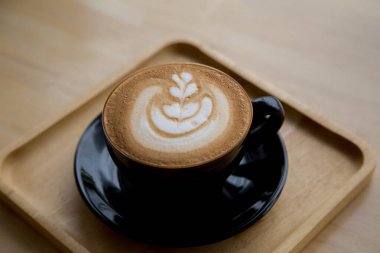 Ahşap arka planda bir fincan kahve. Üst görünüm.