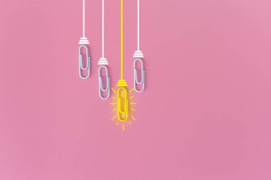 Kağıt ataç, düşünme, yaratıcılık, mavi arka planda ampul, yeni fikirler kavramı ile harika fikirler..