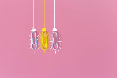 Kağıt ataç, düşünme, yaratıcılık, mavi arka planda ampul, yeni fikirler kavramı ile harika fikirler..