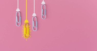 Kağıt ataç, düşünme, yaratıcılık, mavi arka planda ampul, yeni fikirler kavramı ile harika fikirler..