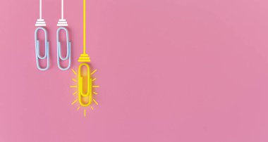 Kağıt ataç, düşünme, yaratıcılık, mavi arka planda ampul, yeni fikirler kavramı ile harika fikirler..