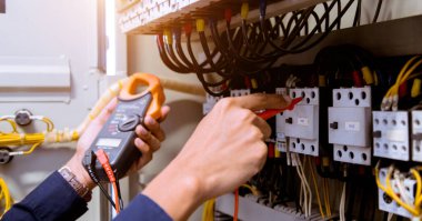 Kontrol panelinde elektrik akımını test eden çoklu metre ölçümleri.