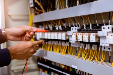 Kontrol panelinde elektrik akımını test eden çoklu metre ölçümleri.