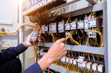 Kontrol panelinde elektrik akımını test eden çoklu metre ölçümleri.