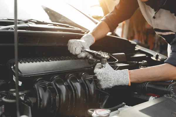 Kfz Mechaniker Reparatur Eines Autos Motor Kfz Werkstatt Mit Einem — Stockfoto