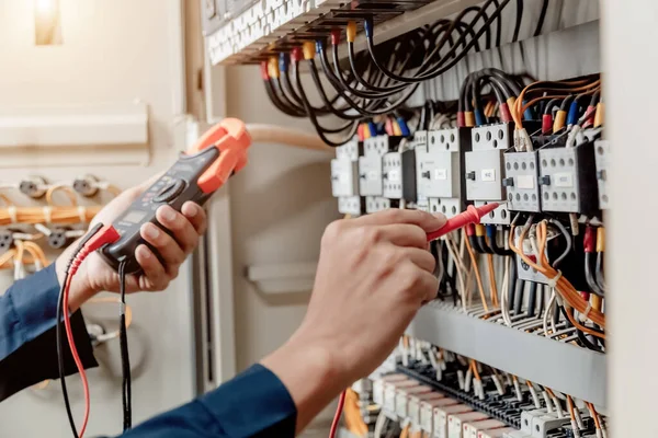 Elektrotechnik Používá Multimetr Testování Elektrické Instalace Proudu Rozvodné Skříni Elektrického — Stock fotografie