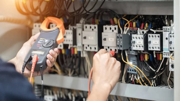 Elektrik Mühendisi Elektrik Kabinesi Kontrolündeki Voltaj Elektrik Akımını Ölçen Bir — Stok fotoğraf