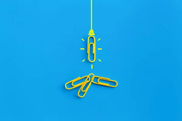Świetna Koncepcja Pomysłów Spinką Papieru Myślenie Kreatywność Żarówka Niebieskim Tle — Zdjęcie stockowe