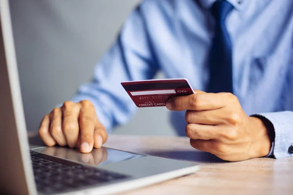 Płatność Online Man Hands Holding Credit Card Using Smartphone Online — Zdjęcie stockowe