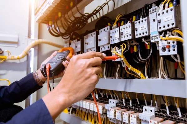 Medições Eletricista Com Corrente Teste Multímetro Elétrica Painel Controle — Fotografia de Stock