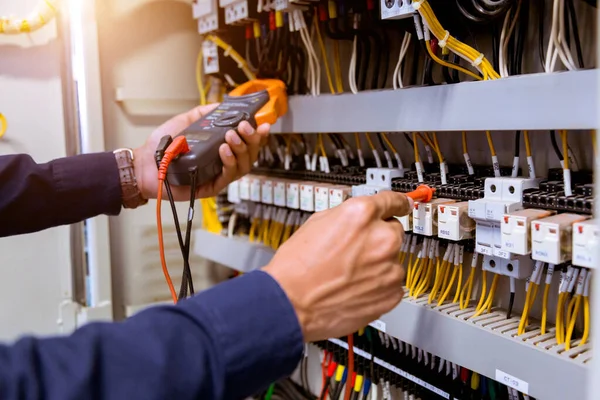 Medições Eletricista Com Corrente Teste Multímetro Elétrica Painel Controle — Fotografia de Stock