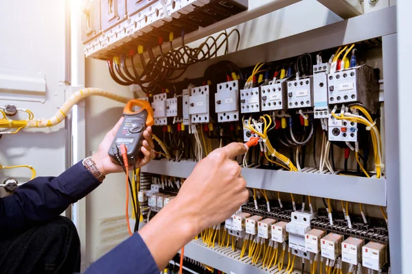 Elektricien Metingen Met Multimeter Teststroom Elektrisch Het Controlepaneel — Stockfoto