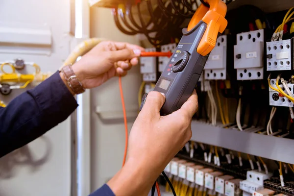 Medições Eletricista Com Corrente Teste Multímetro Elétrica Painel Controle — Fotografia de Stock