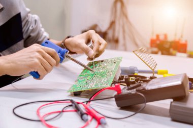 Ellerinizi kapatın. Ellerinizi tutun. Alet tamiratı elektronik üretim hizmetleri, elektronik cihazların onarımı, teneke lehimleme parçaları..