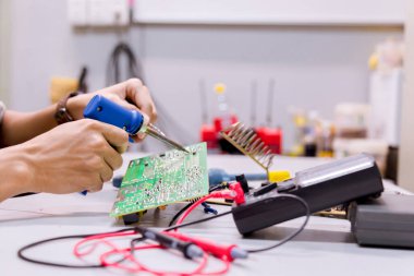 Ellerinizi kapatın. Ellerinizi tutun. Alet tamiratı elektronik üretim hizmetleri, elektronik cihazların onarımı, teneke lehimleme parçaları..