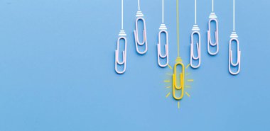 Kağıt ataç, düşünme, yaratıcılık, mavi arka planda ampul, yeni fikirler kavramı ile harika fikirler..