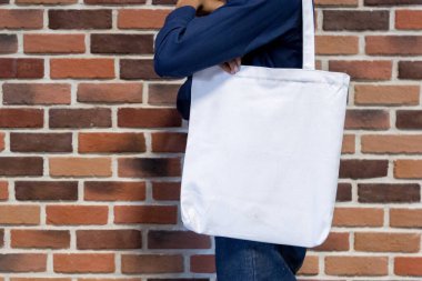 Çanta kumaşı tutan adam. Model, ekoloji konsepti..