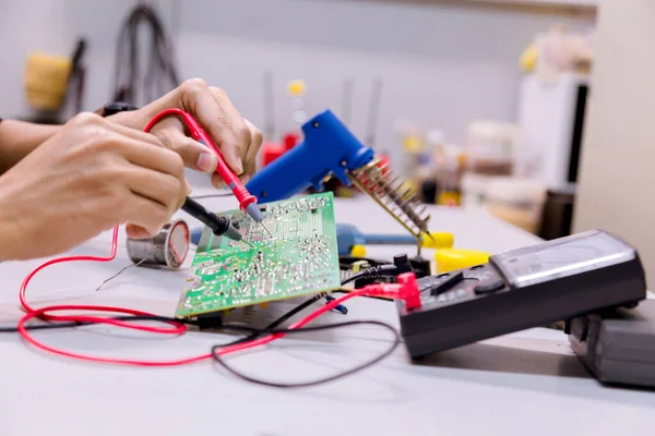 Nahaufnahme Der Hand Männer Halten Werkzeug Reparaturen Elektronikfertigung Dienstleistungen Reparatur — Stockfoto