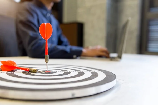 Roter Pfeil Trifft Der Zielmitte Der Dartscheibe Auf Bullseye Erfolgskonzept — Stockfoto