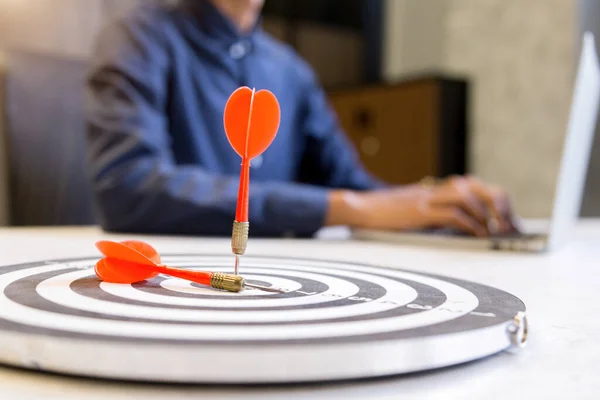 Roter Pfeil Trifft Der Zielmitte Der Dartscheibe Auf Bullseye Erfolgskonzept — Stockfoto