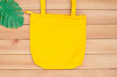 Çanta, kumaş kumaş kumaş, alışveriş çantası, ahşap arka planda boş maket..