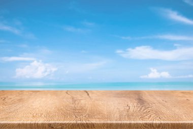 Ahşap masa, iç dekorasyon veya ahşap masa dokusu arka planına sahip reklam ekranı için platform oluşturur..