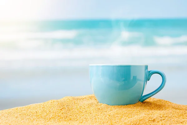 Blue cup of coffee on white sand beach. — Φωτογραφία Αρχείου