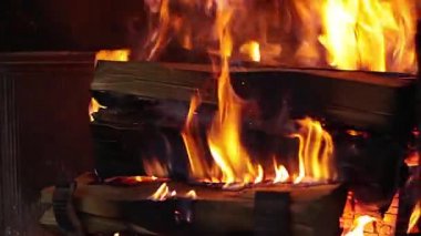Şöminede alevler
