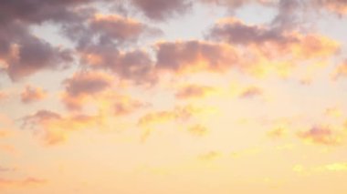 Günbatımı bulutlara. Timelapse.