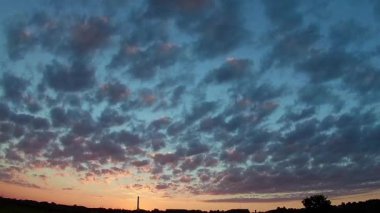 Günbatımı bulutlara. Timelapse.